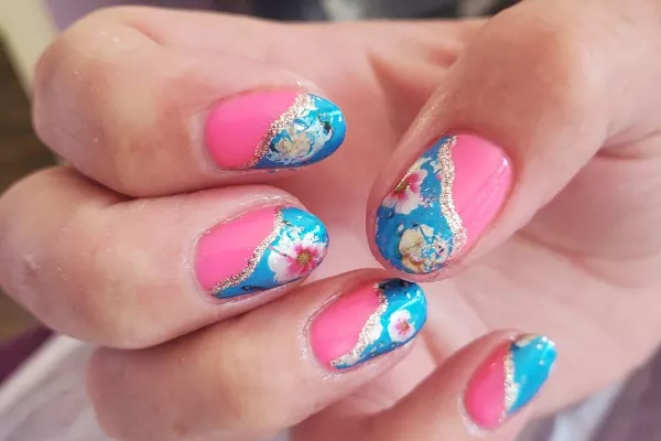 Me Me's Nails & Beauty Banner